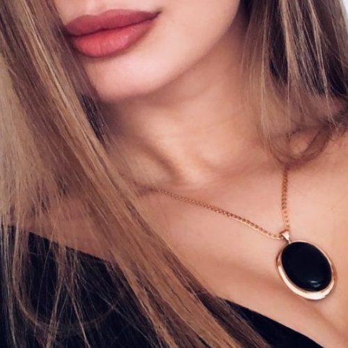 Zawieszka złota z onyksem