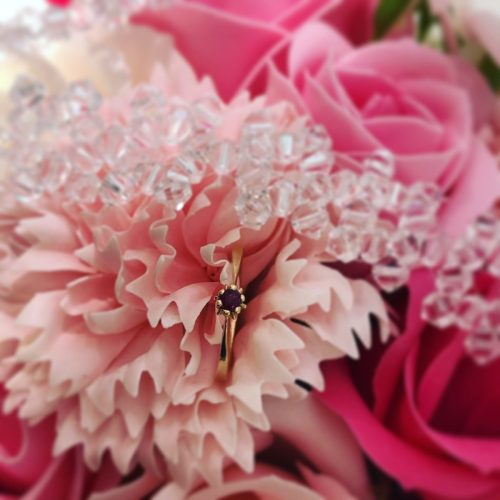 Złoty pierścionek z granatem