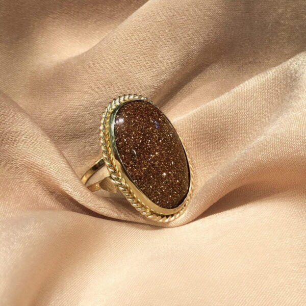 Złoty pierścionek z piaskiem pustyni