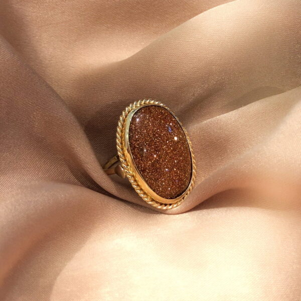 Złoty pierścionek z piaskiem pustyni