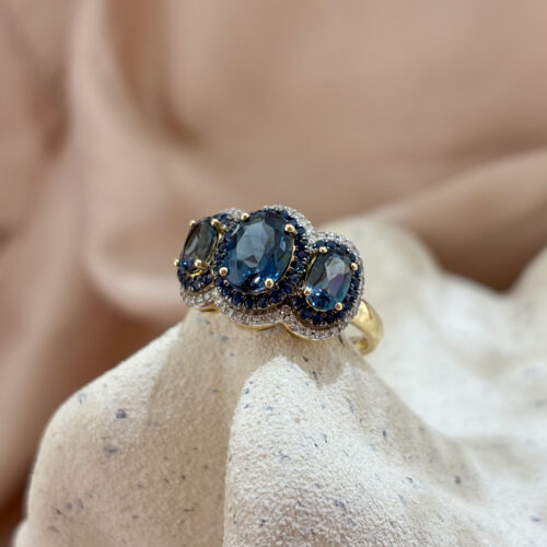 Pierścionek złoty z brylantami, szafirem i topazem