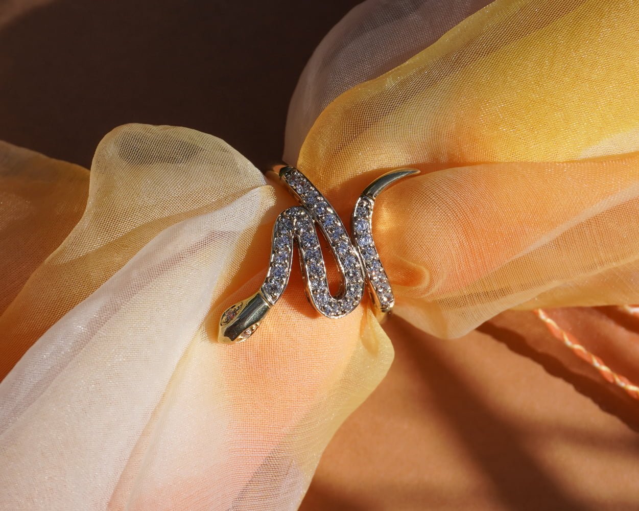 Pierścionek złoty z cyrkoniami - wąż