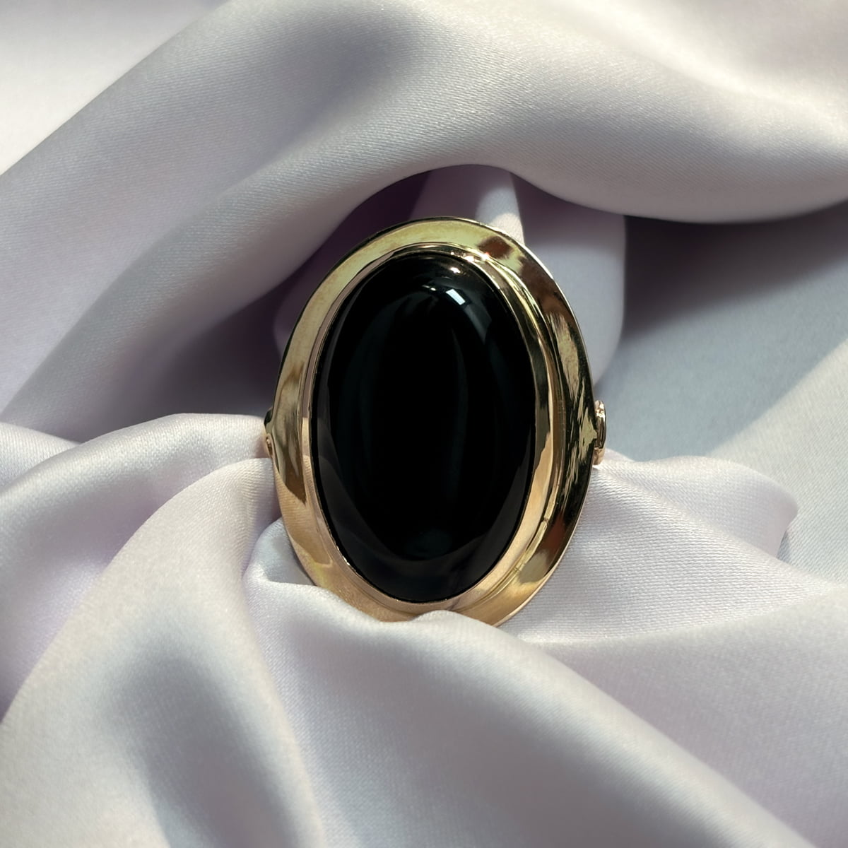 Pierścionek złoty z onyksem