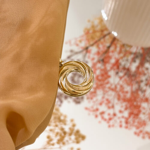 Złota zawieszka pleciona, w kształcie koła,