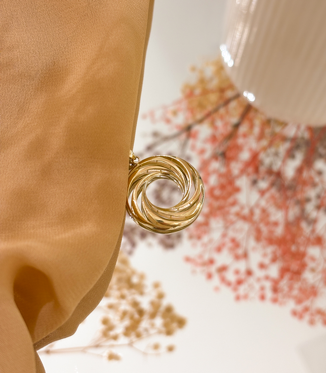 Złota zawieszka pleciona, w kształcie koła,