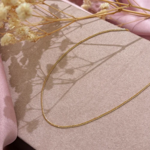 Łańcuszek złoty o splocie typu lisi ogon.