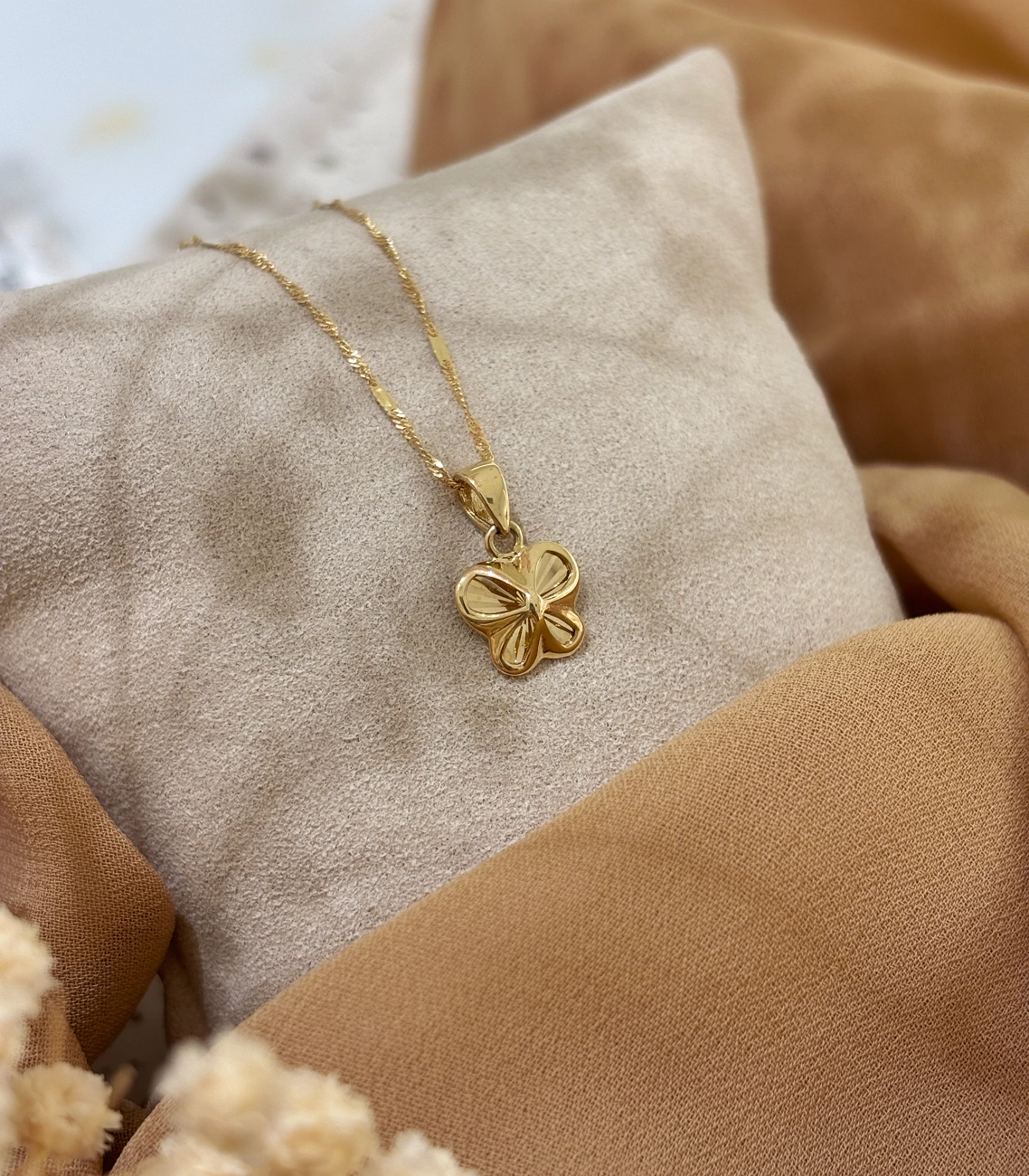 Złota zawieszka w kształcie motyla