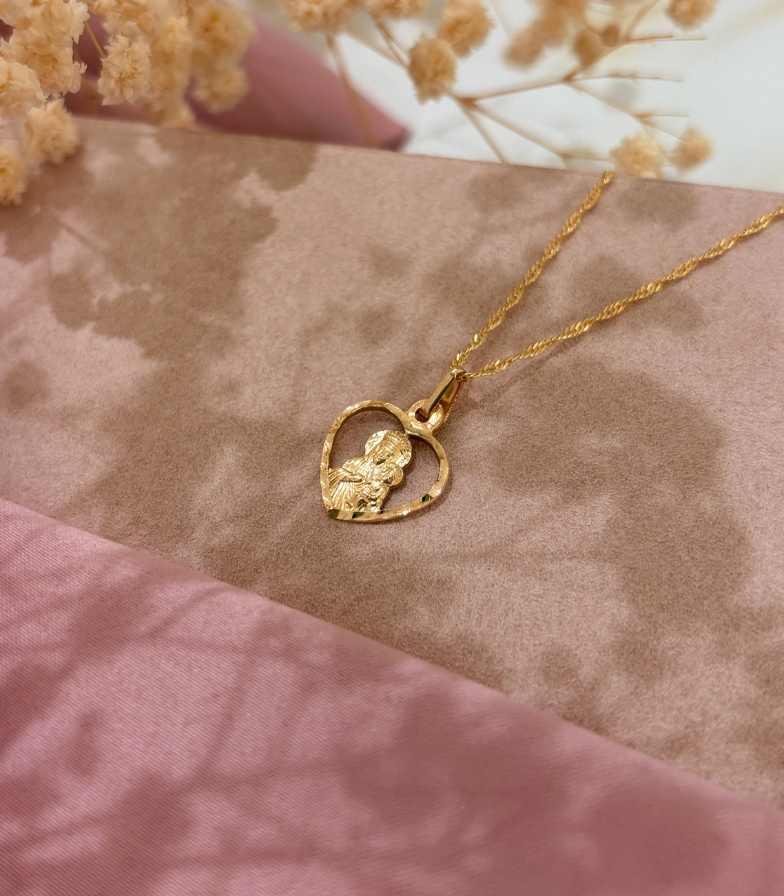 Złota zawieszka – medalik