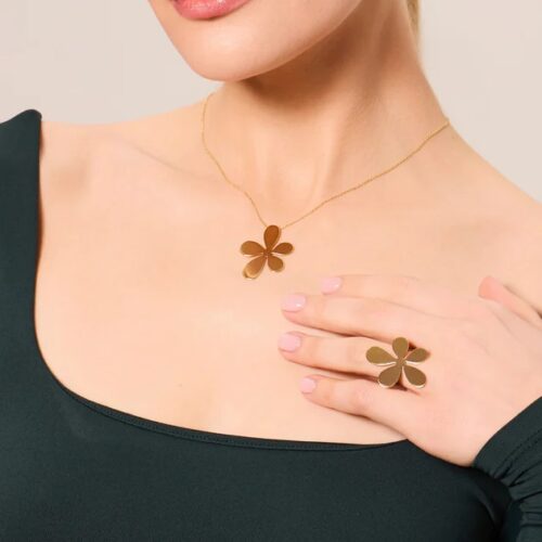 Naszyjnik z zawieszką w kształcie kwiatu