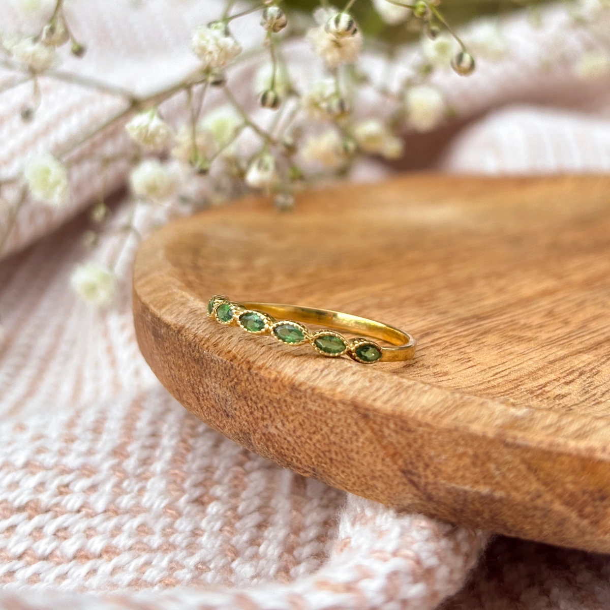 Złoty pierścionek z zielonymi cyrkoniami
