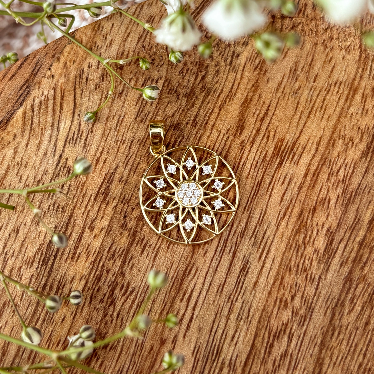 Złota zawieszka z cyrkoniami