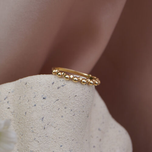 Subtelny złoty pierścionek z drobnych kulek