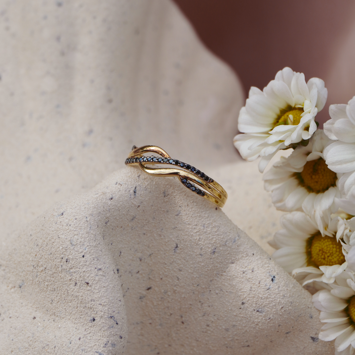 Pierścionek złoty z czarnymi cyrkoniami