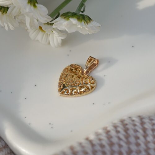 Złota zawieszka w kształcie serca z dekoracyjnym ażurowym wzorem