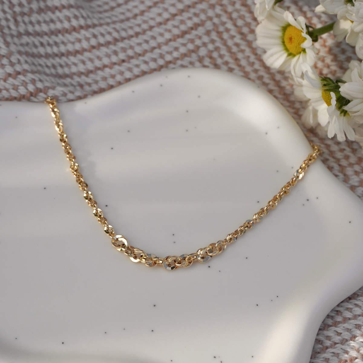 Złota bransoletka, subtelna i elegancka wykonana z połyskujących ogniw