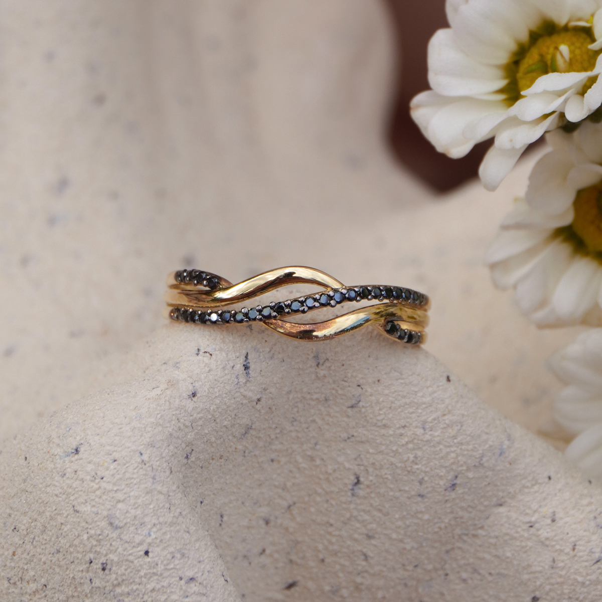 Pierścionek złoty z czarnymi cyrkoniami