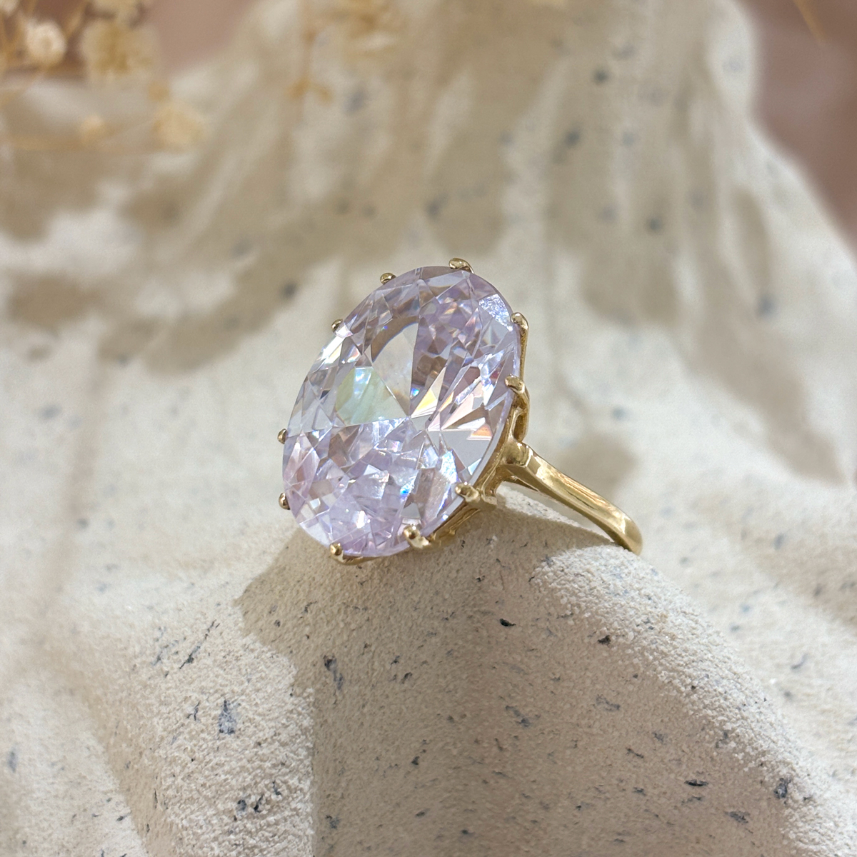 Złoty pierścionek z dużą cyrkonią