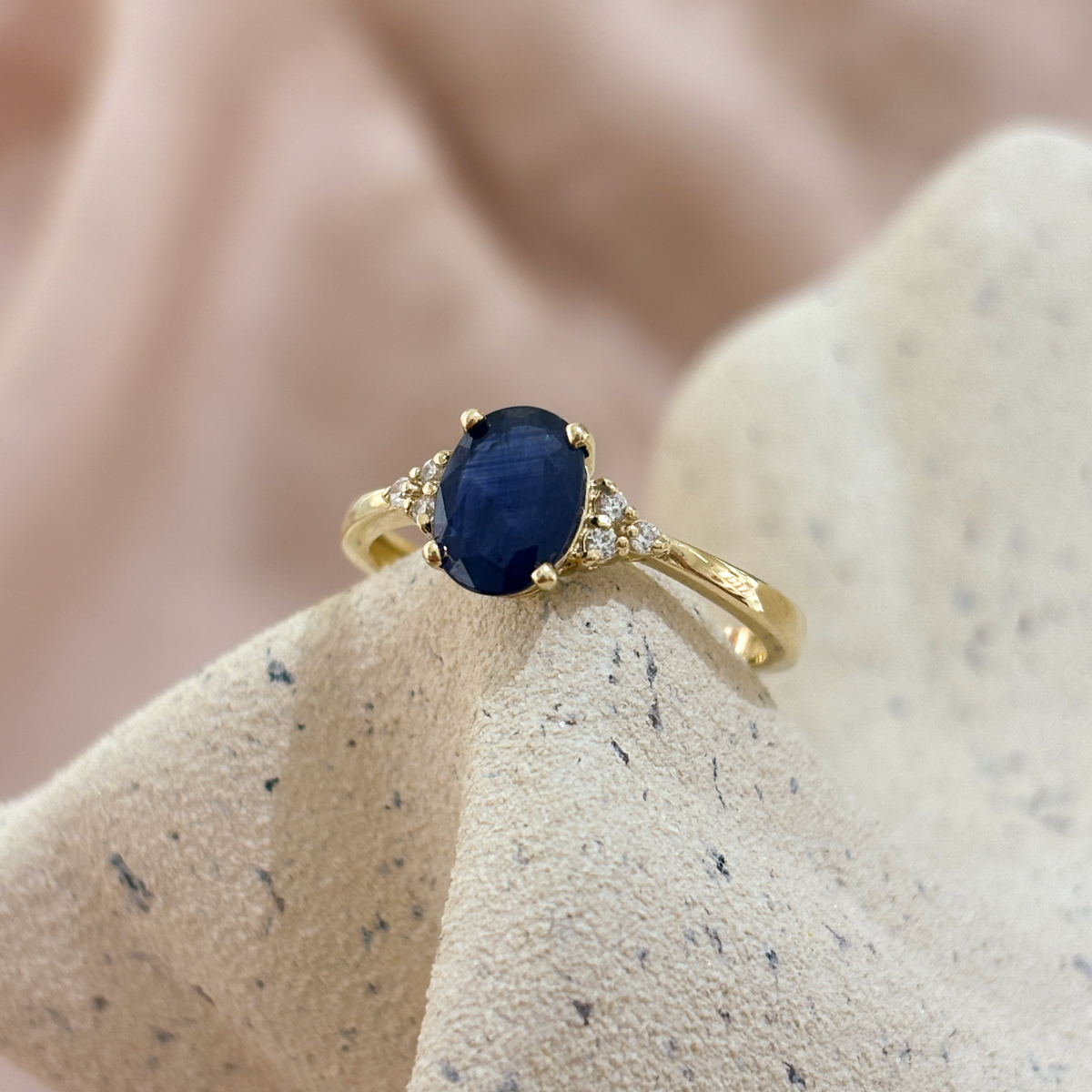 Złoty pierścionek z szafirem i cyrkoniami Swarovskiego