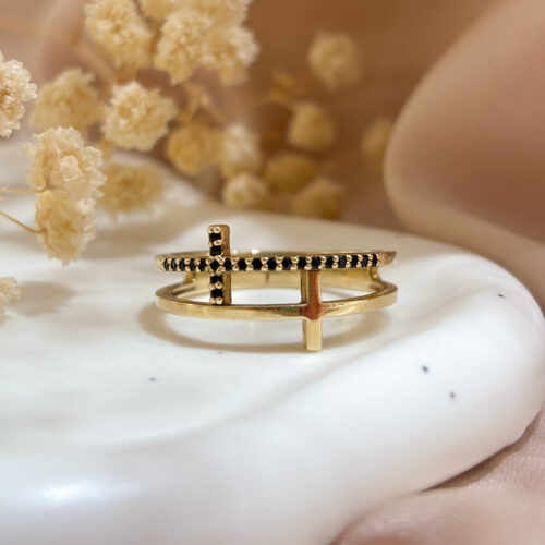 Efektowny pierścionek z motywem krzyży, ozdobiony czarnymi cyrkoniami