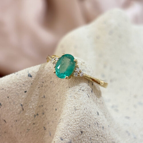 Subtelny, złoty pierścionek ze szmaragdem, ozdobiony cyrkoniami Swarovskiego