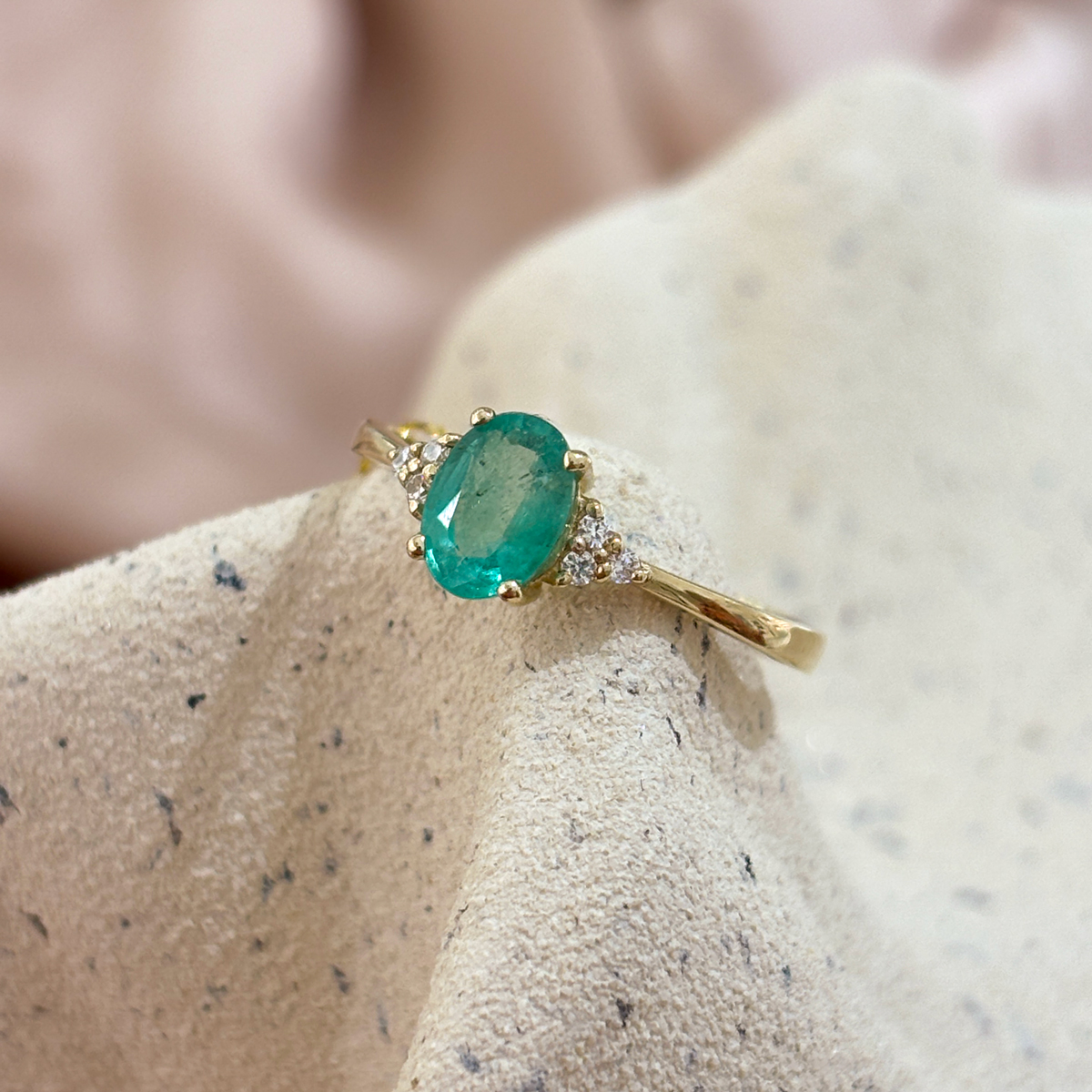 Subtelny, złoty pierścionek ze szmaragdem, ozdobiony cyrkoniami Swarovskiego