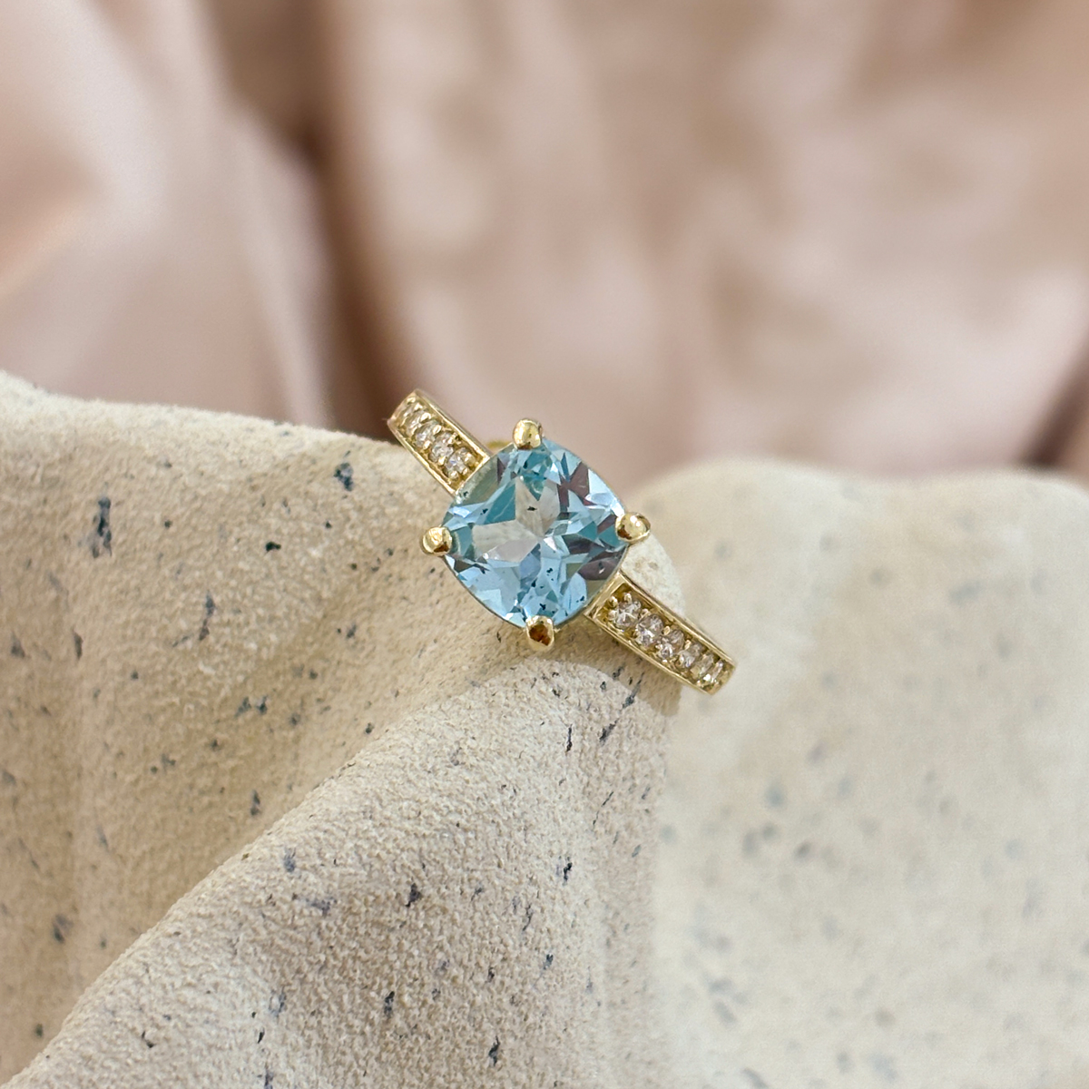 Pierścionek złoty z topazem blue i cyrkoniami Swarovskiego