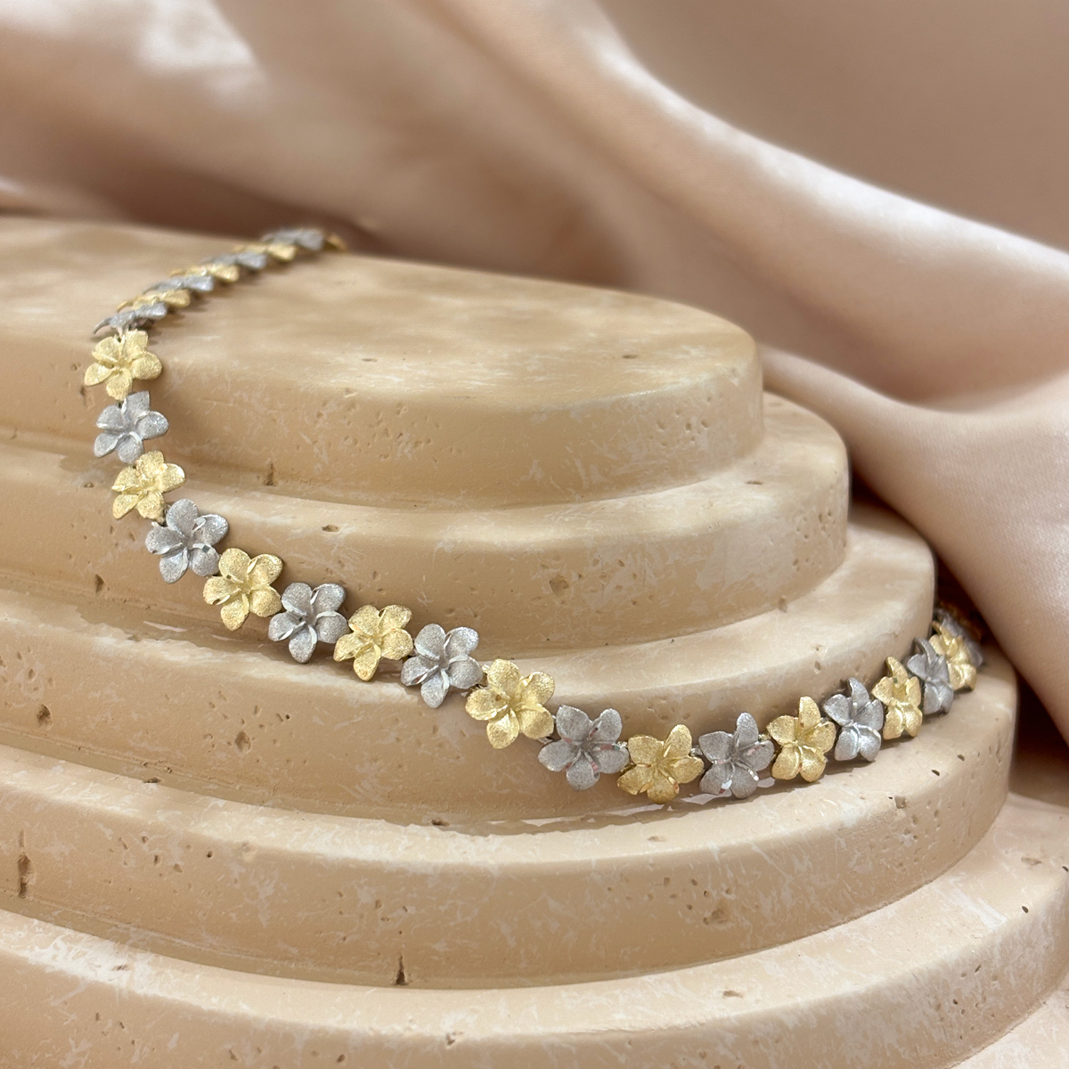 Złota bransoletka z motywem kwiatów w dwóch odcieniach złota