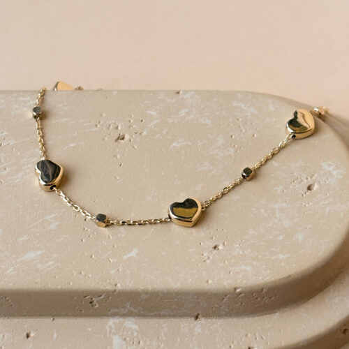 Delikatna złota bransoletka ozdobiona serduszkami