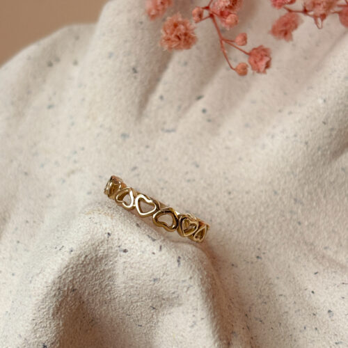 Złoty pierścionek z motywem serc