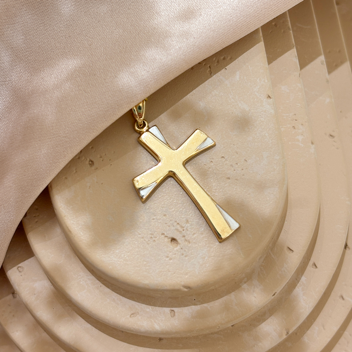 Zawieszka w kształcie krzyża wykonana z żółtego i białego złota