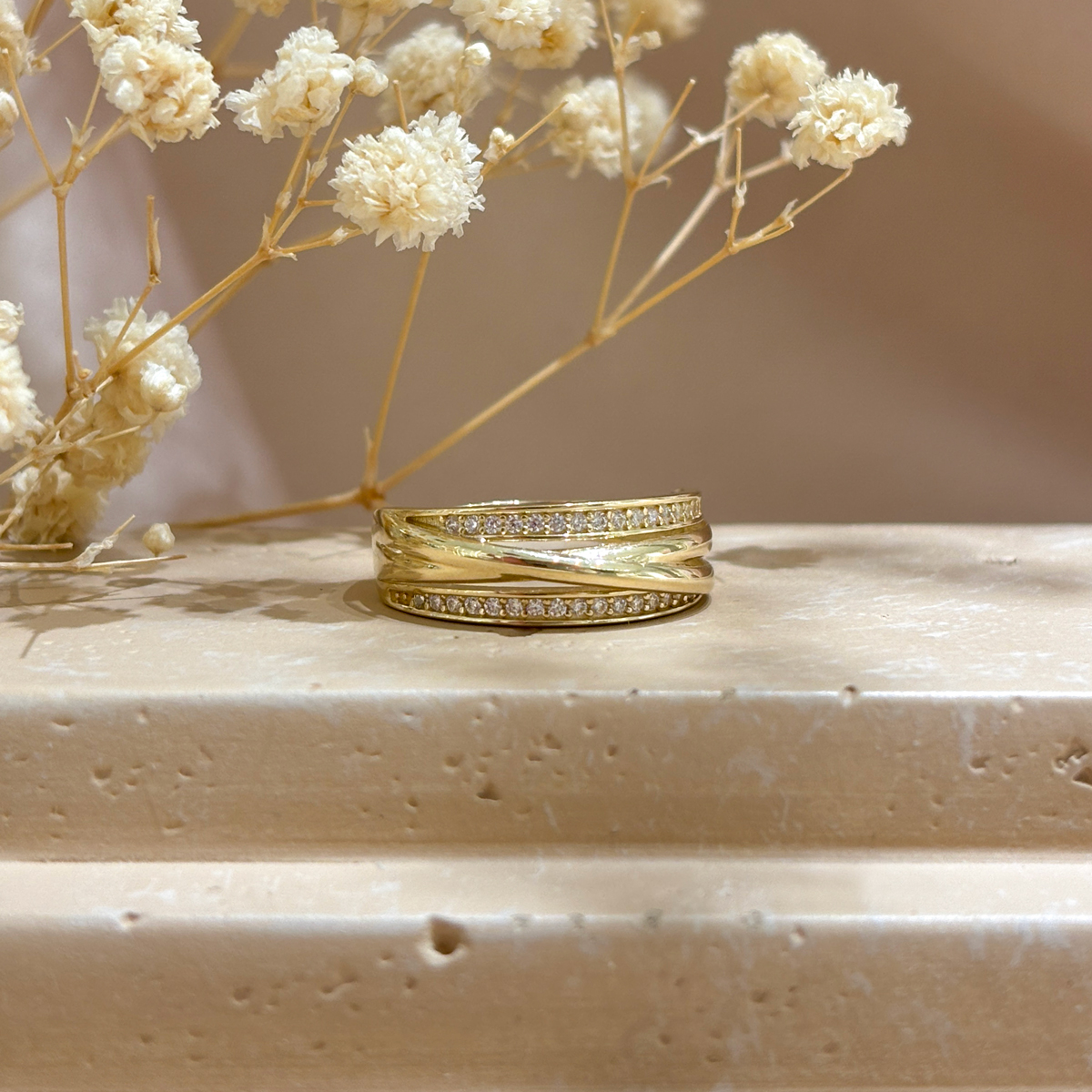 Złoty pierścionek z lśniącymi kamieniami