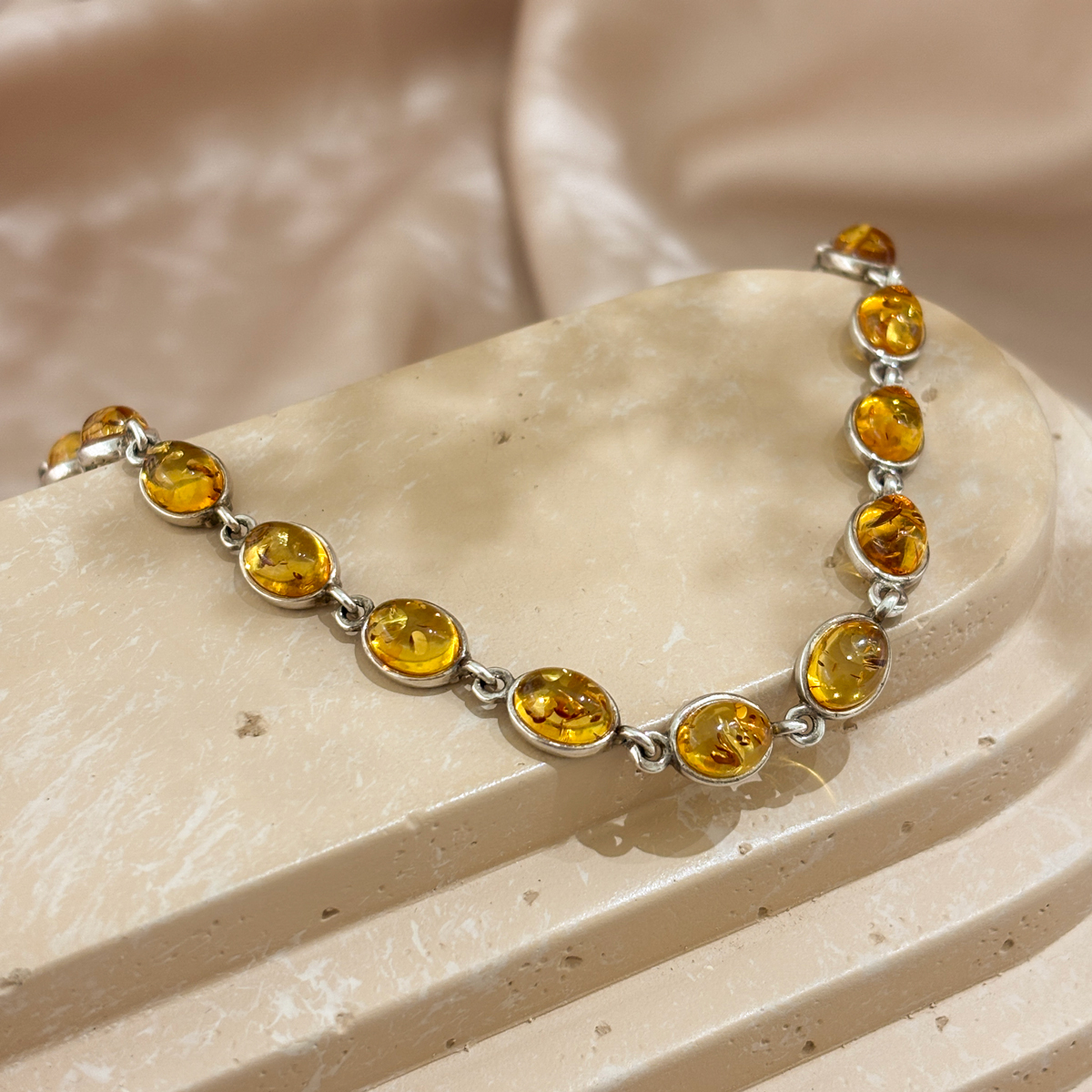 Bransoletka srebrna z bursztynami