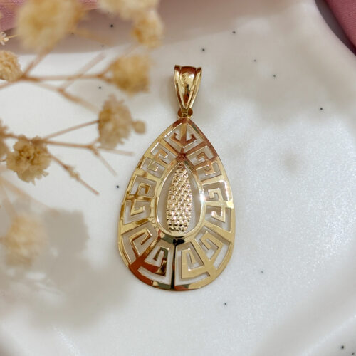 Zawieszka złota o ażurowym wzorze inspirowanym motywem greckim