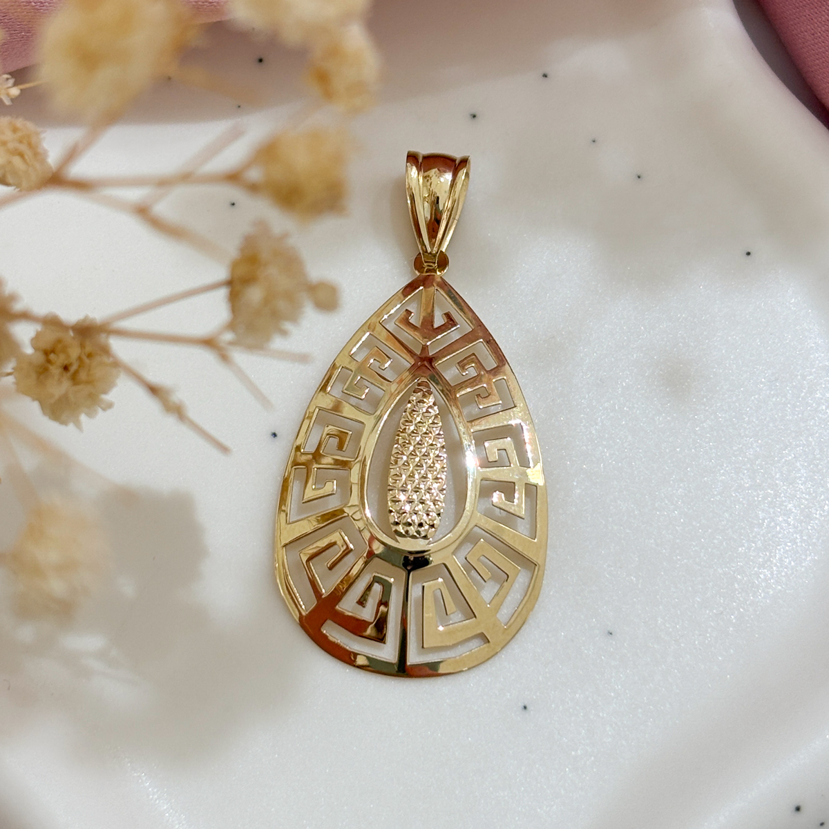 Zawieszka złota o ażurowym wzorze inspirowanym motywem greckim