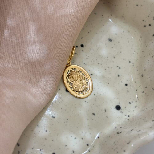 Medalik złoty z ażurowymi zdobieniami