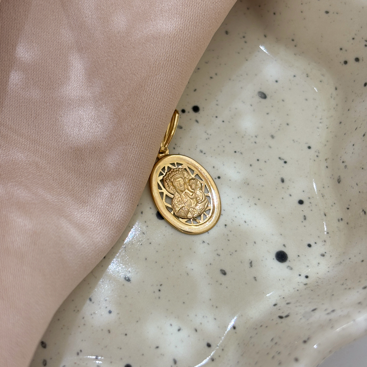 Medalik złoty z ażurowymi zdobieniami