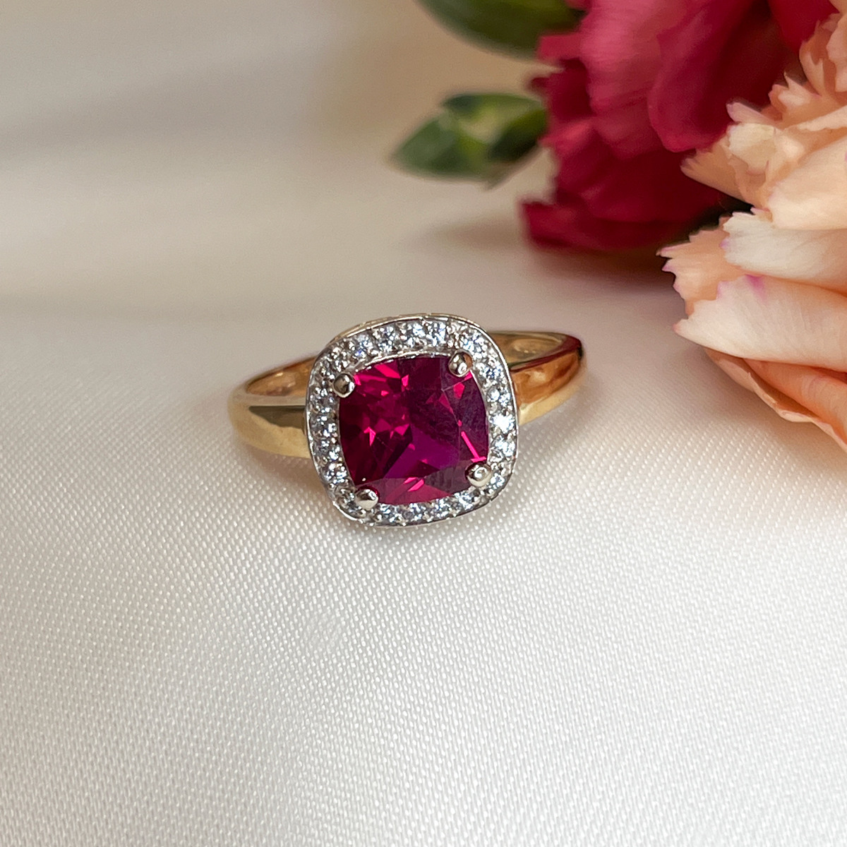 Złoty pierścionek z cyrkoniami