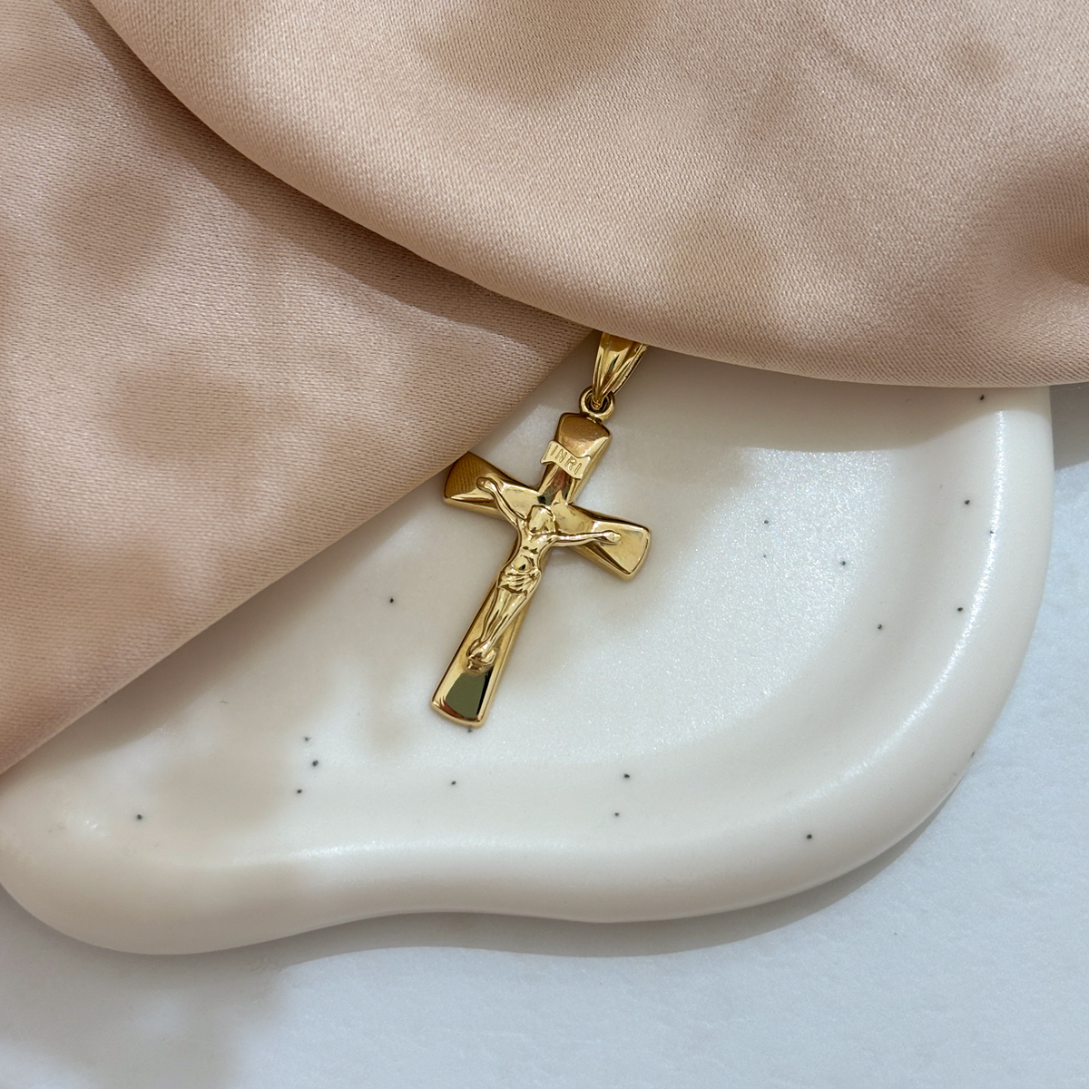 Zawieszka złota w kształcie krzyża