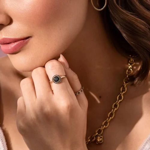 Złoty pierścionek ozdobiony czarnymi cyrkoniami