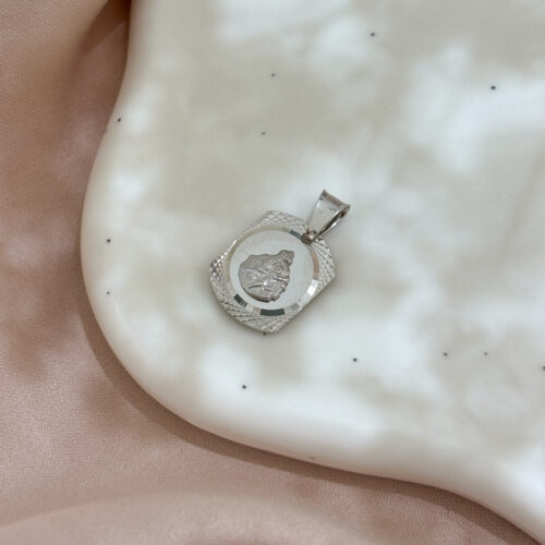 Medalik srebrny z wizerunkiem Matki Bożej