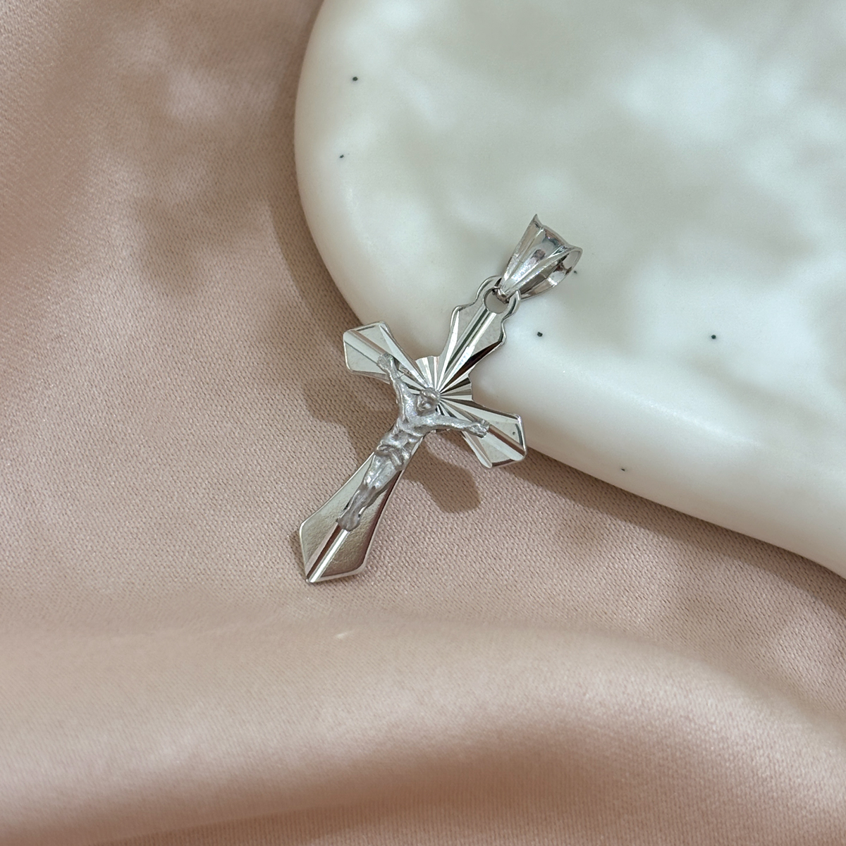 Krzyżyk srebrny z wizerunkiem Jezusa