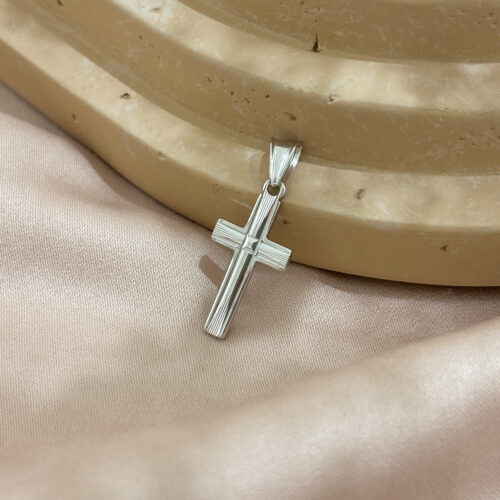 Klasyczny srebrny krzyżyk