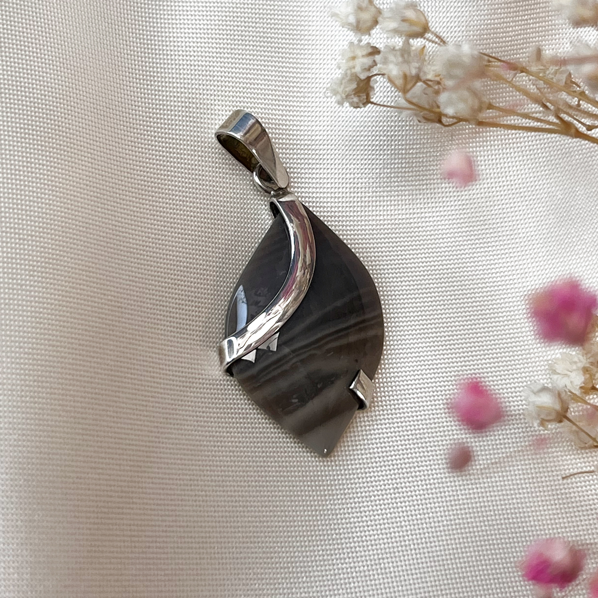 Zawieszka srebrna z krzemieniem pasiastym